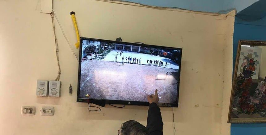 "الدوري محلك سر".. تطبيق تقنية (Var) في مدرسة بالشرقية (صور)