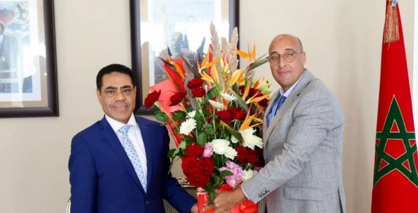 نائب رئيس نادي الجيش الملكي يستقبل بعثة الأهلي في مطار الرباط