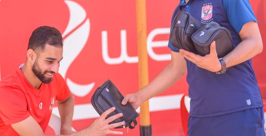 إدارة الأهلي توزع حقيبة وقاية من كورونا على كل لاعب