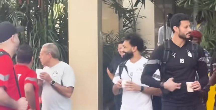 جماهير إيفوارية تشعل محيط إقامة منتخب مصر بسبب محمد صلاح (فيديو)