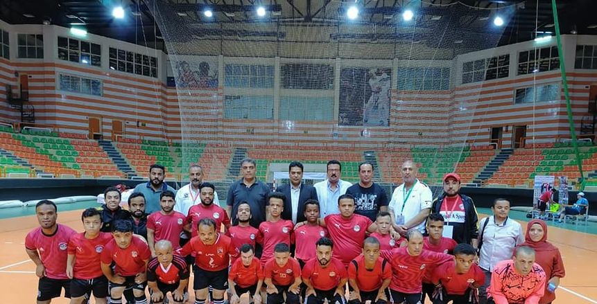 بالصور.. مباراة كرة قدم لقصار القامة بين نجوم مصر والعراق في شرم الشيخ
