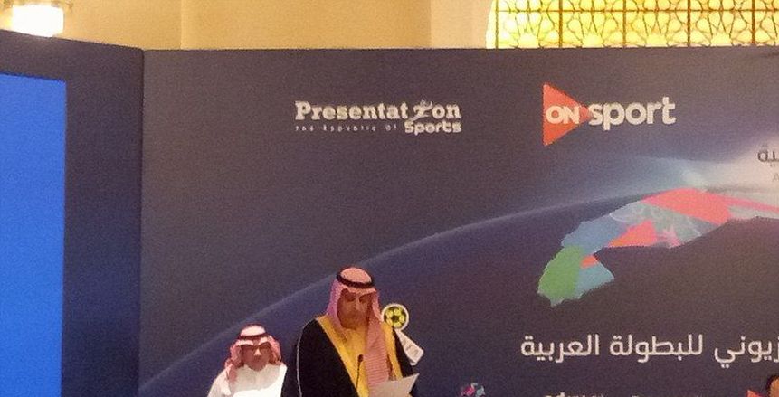 بالصور| سلام حار بين الأمير تركي وأحمد أحمد رئيس الكاف على هامش البطولة العربية