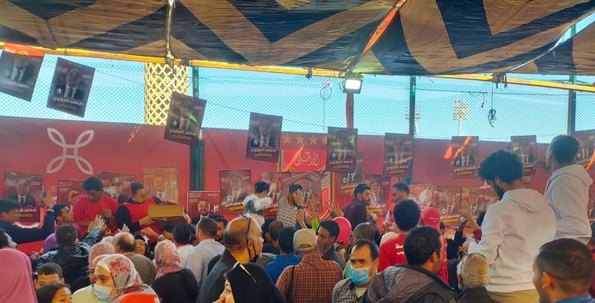 عماد متعب يهتف داخل الخيمة الانتخابية دعما لقائمة محمود الخطيب