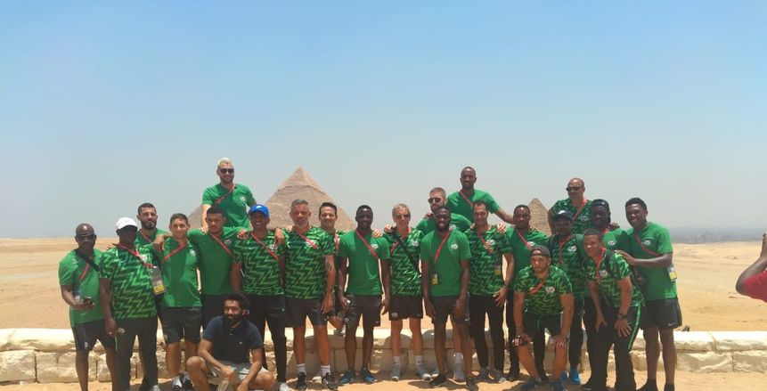 بالصور| منتخب جنوب أفريقيا يزور الأهرامات وأبوالهول