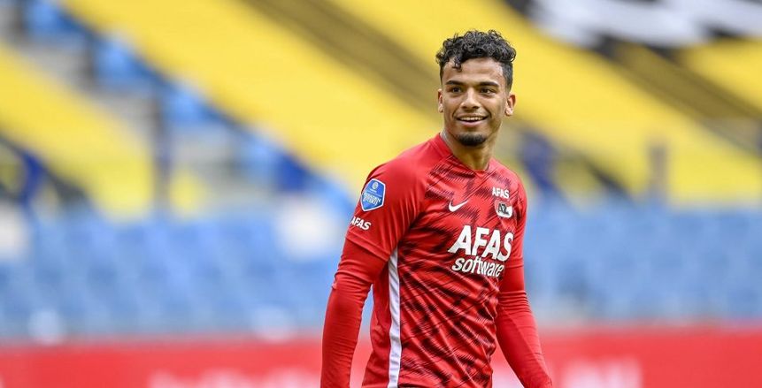 تقارير إيطالية: لاعب ألكمار يمدد عقده ويصعب مهمة يوفنتوس في ضمه
