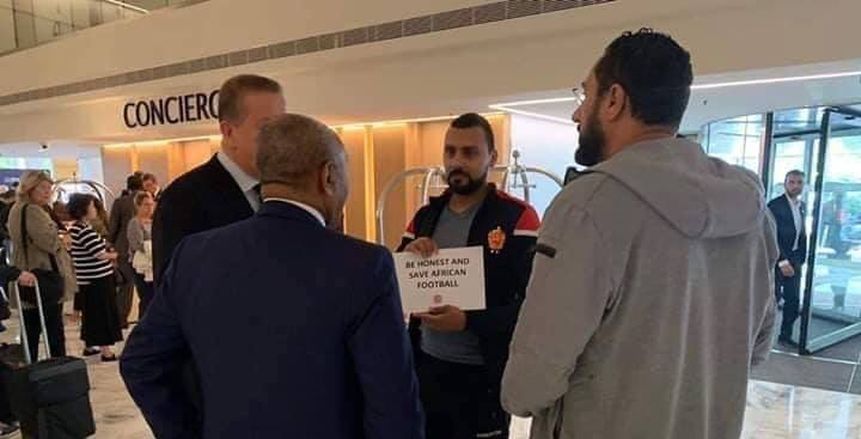 مشجع مغربي يرفع لافتة أمام رئيس كاف: كونوا عادلين وأنقذوا الكرة الأفريقية