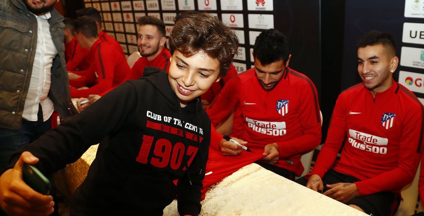 بالصور| لاعبو أتليتكو مدريد يلتقطون «سيلفي» مع جماهير الأهلي