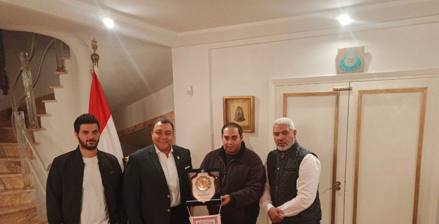 السفير المصري في تونس يستقبل مسؤولي الزمالك والوفد الإعلامي «صور»