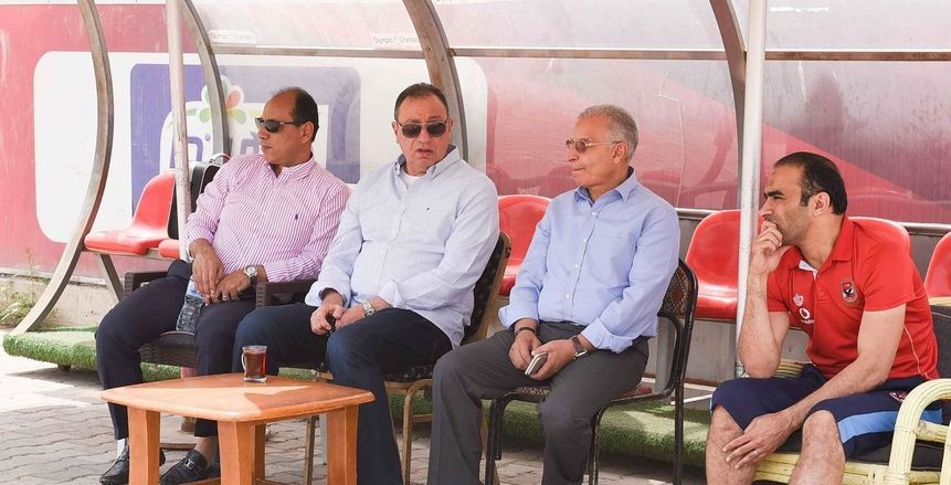 «الخطيب» يجتمع بلجنة الكرة في الأهلي