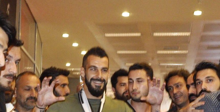 بالصور| نيجريدو يصل لتركيا للانتقال لبيشكتاس