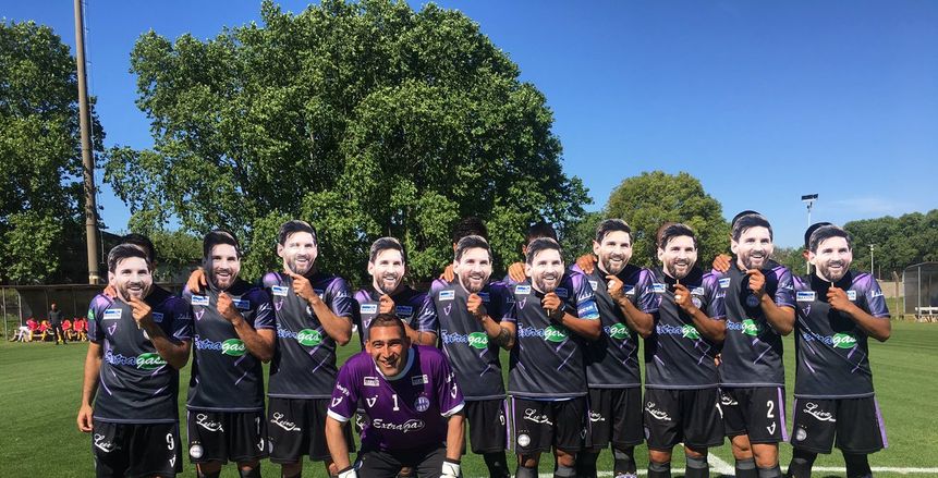 فريق أرجنتيني يحتفل بميسي بعد التأهل لكأس العالم