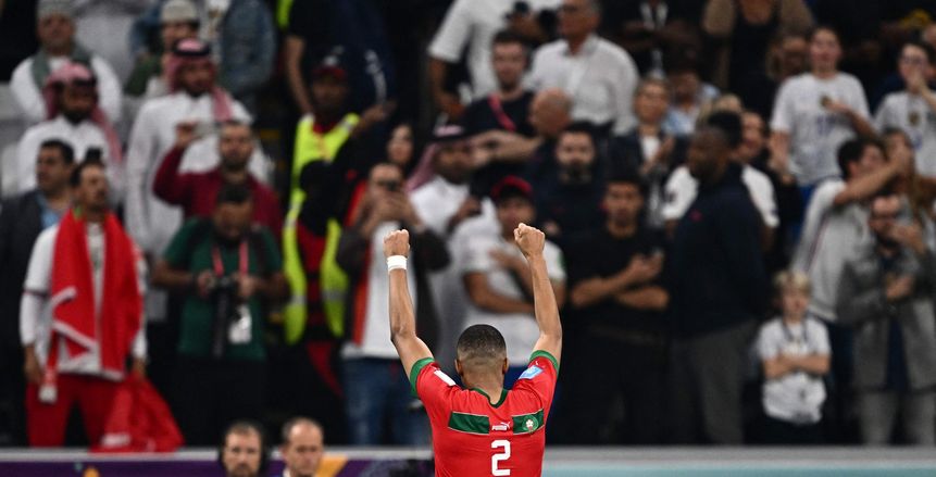 مبابي يحتفل بقميص حكيمي ويواسي بونو بعد مباراة المغرب وفرنسا «فيديو»