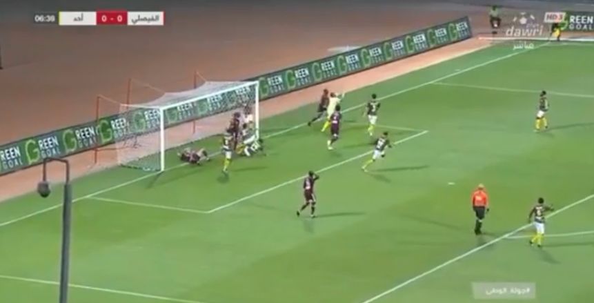 فيديو| شاهد أغرب لقطات الساحرة المستديرة بالدوري السعودي