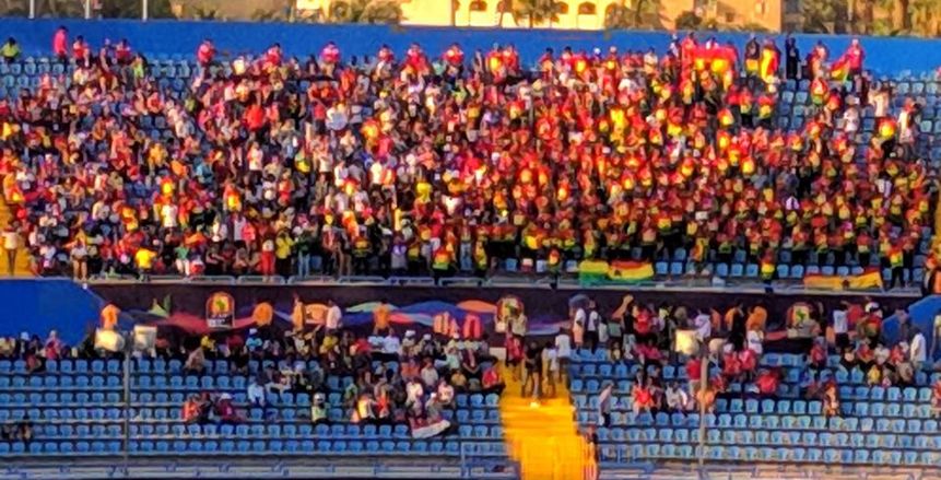 بالصور| أسامواه جيان ولاعبو منتخب غانا يحتفلون بالصعود لدور الـ16 مع الجماهير
