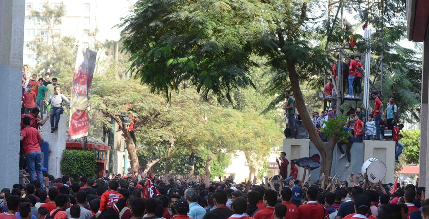 بالفيديو| اشتباكات وسقوط مصابين بين جماهير الأهلي بعد اقتحام التتش