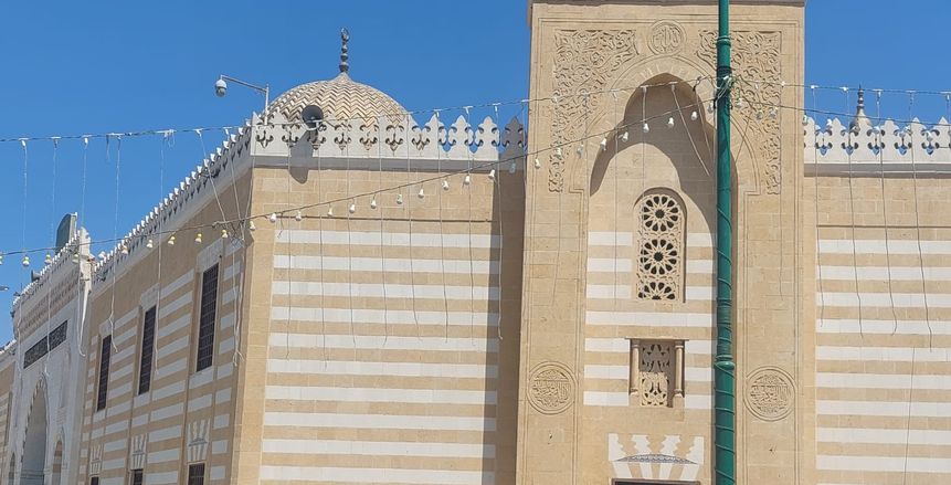 وصول جثمان زوج والدة حسين الشحات إلى مسجد السيدة نفيسة (صور)