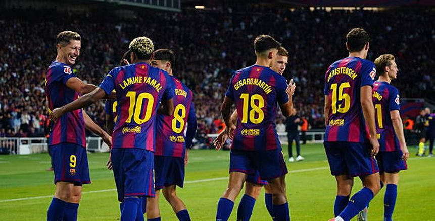 لتعويض رحيل مارتينيز.. برشلونة يراقب مدافع بوروسيا دورتموند