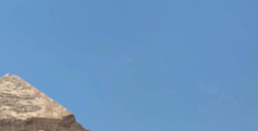ألفينا يزور الأهرامات ويلتقط الصور التذكارية