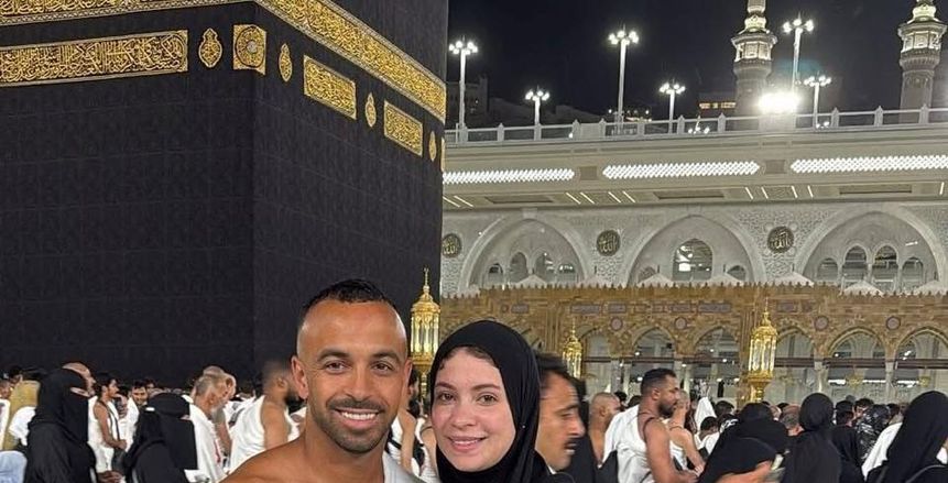 أفشة يؤدي مناسك العُمرة برفقة زوجته قبل انتهاء إجازة الأهلي.. صور