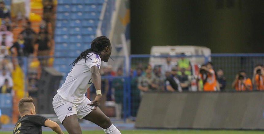 أزمة في مباراة الهلال والنصر بسبب لافتة "الزعيم العالمي"