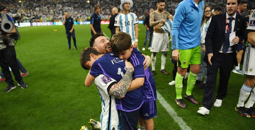 ميسي يحتفل مع نجليه ويقبل رأس والدته بعد الفوز بلقب كأس العالم 2022