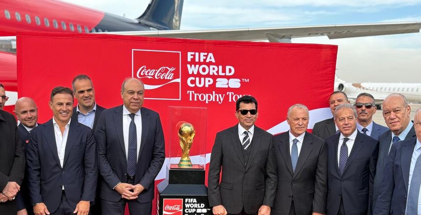 وزيرا الرياضة والطيران وأبو ريدة يستقبلون النسخة الأصلية من كأس العالم