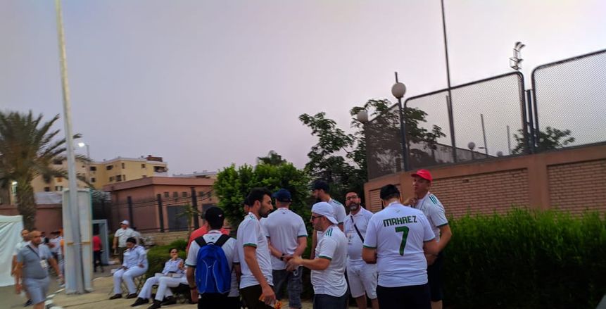 توافد جماهير الجزائر على ملعب السلام لمؤازرة تونس ضد نيجيريا