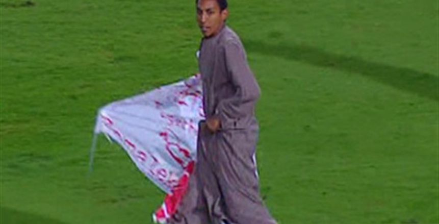 جلابية الزمالك وكلب مباراة الهلال.. اقتحام الجماهير لملاعب أفريقيا (فيديو)