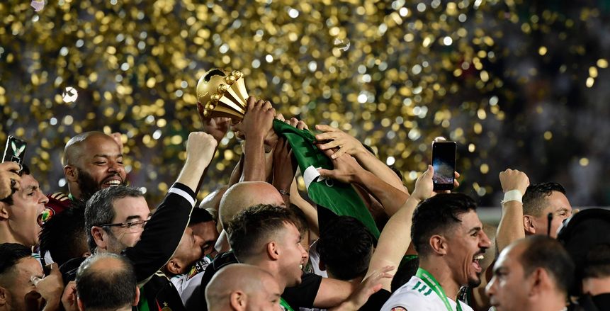 كاف يعلن فوز الجزائر بجائزة أفضل منتخب في عام 2019.. والكاميرون أفضل منتخب نسائي