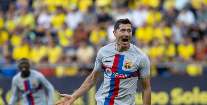 تشافي يجهز بديل ليفاندوفيسكي في هجوم برشلونة
