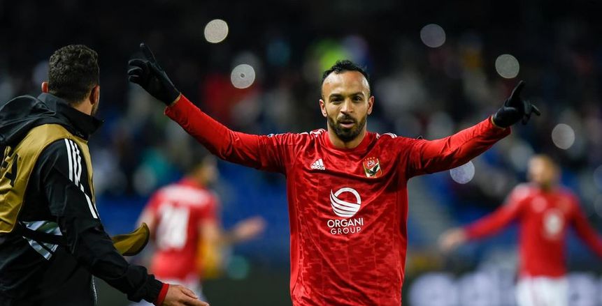أفشة يحتفل مع الجمهور بهدفه في مباراة الأهلي والعين الإماراتي