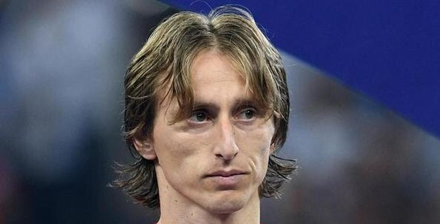 تفوق على رونالدو وميسي.. مودريتش يحصد جائزة القدم الذهبية