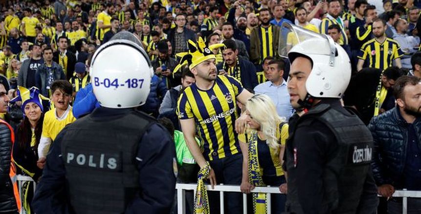 بالفيديو والصور| إلغاء ديربي اسطنبول بين فناربخشة وبيشكتاش بسبب أعمال عنف