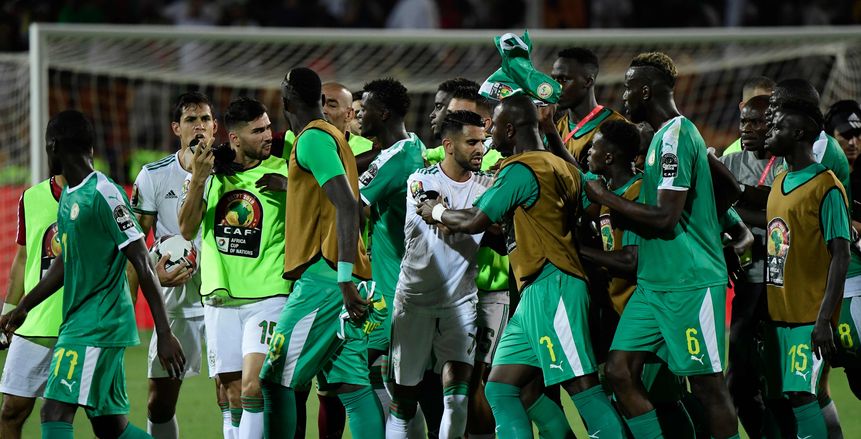 بالفيديو.. اشتباكات بين لاعبي الجزائر والسنغال عقب انتهاء الشوط الأول