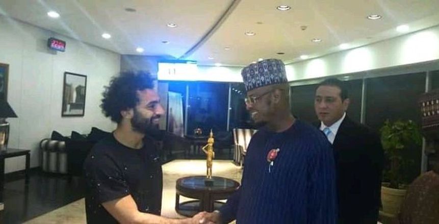 بالصور| محمد صلاح يصل مصر.. ويلتقي وزير اتصالات نيجيريا