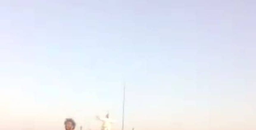 خاص| صور جديدة لـ"صلاح" في الجونة.. يمارس اليوجا على متن مركب سريع