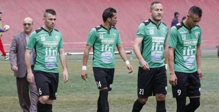 خطأ ساذج من حارس المولودية يمنح مازيمبي الهدف الأول