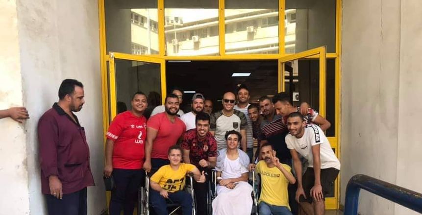 بالصور| خروج المشجع الأهلاوي من مستشفى الأميري الجامعي على كرسي متحرك