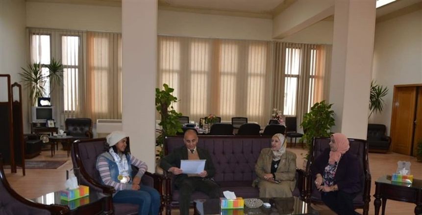 رئيس جامعة الزقازيق يكرم آية أشرف بطلة العرب للمضمار والطريق
