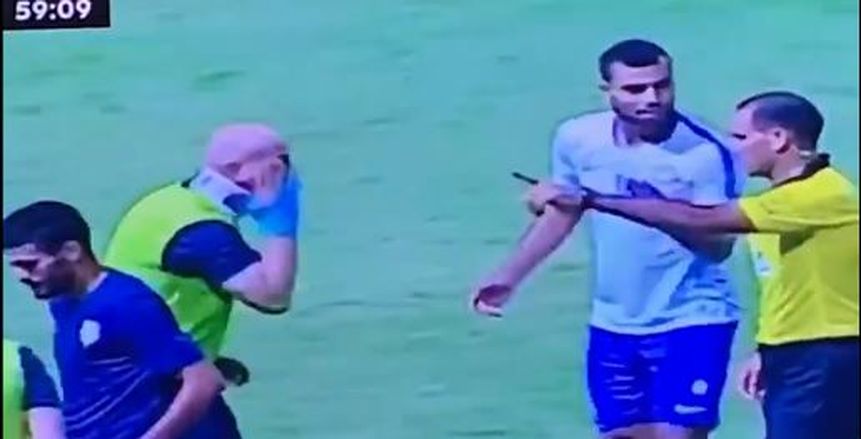 حسام حسن يقتحم الملعب ويعترض على حكم مواجهة إنبي وسموحة