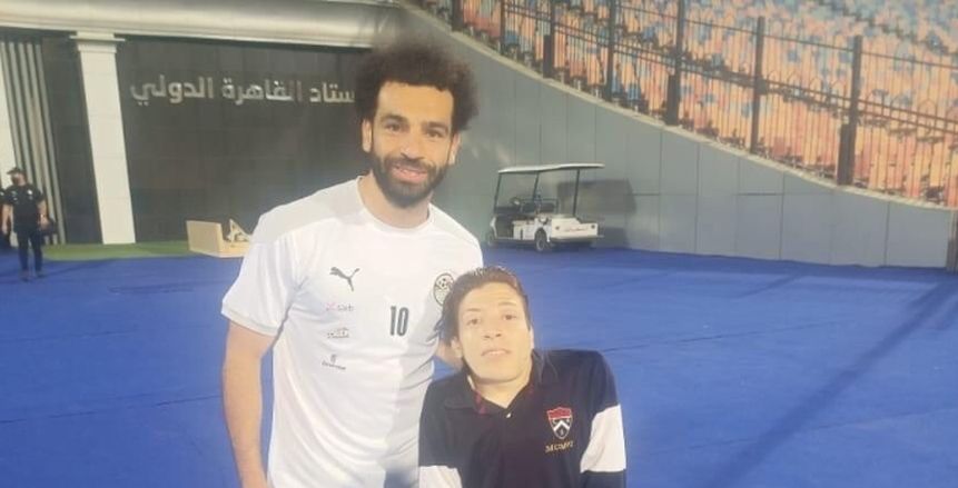 محمد صلاح يلبي نداء مشجع مصري لعلاجه من أزمة صحية «صورة»