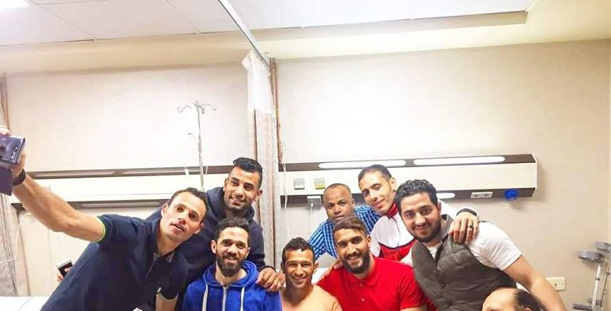 حسام باولو يزور أحمد تمساح بالمستشفى