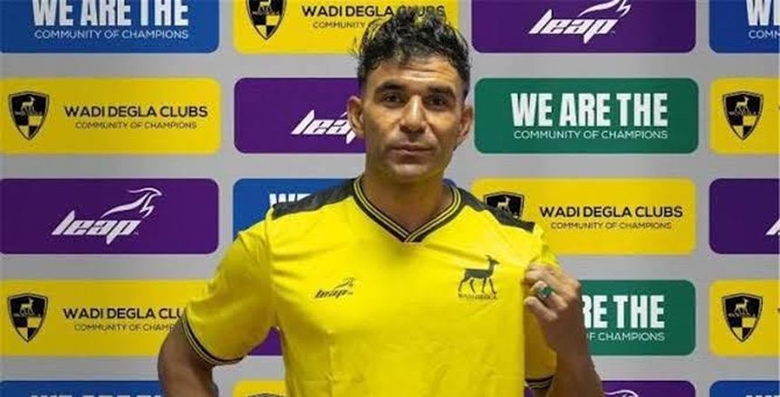 لاعبي وادي دجلة يظهرون بقميص خاص للراحل أبو النجا بونجا في مباراة بيراميدز