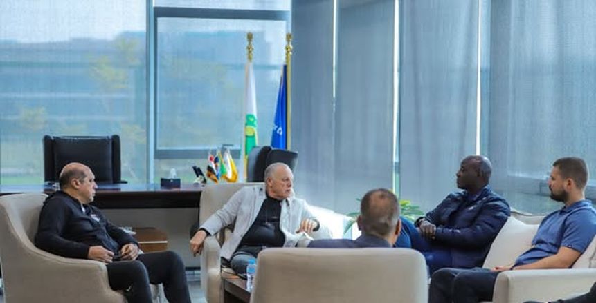 بحضور فينجر وبوساكا.. اتحاد الكرة يبدأ اليوم برنامجا شاملا لتطوير عناصر اللعبة