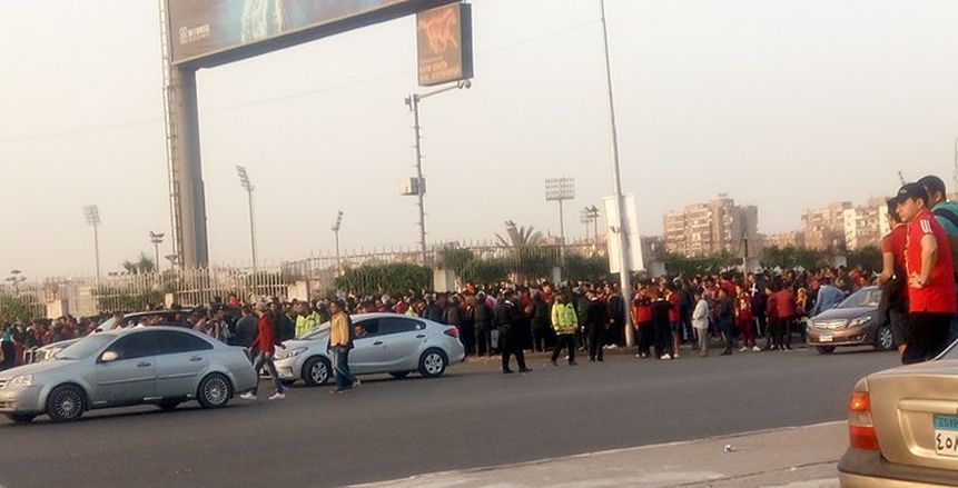 بالصور| ازدحام جماهيري ومروري في محيط استاد القاهرة