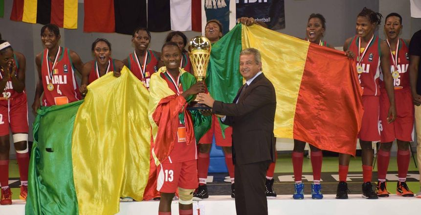 وزير الرياضة يسلم كأس أفريقيا للسلة لمنتخب مالي