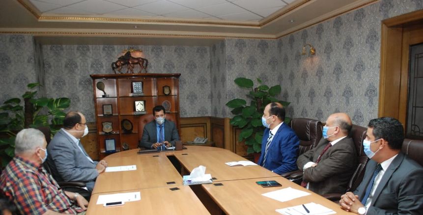 وزير الرياضة يجتمع مع لجنة الإشراف والمتابعة لمركز شباب الجزيرة