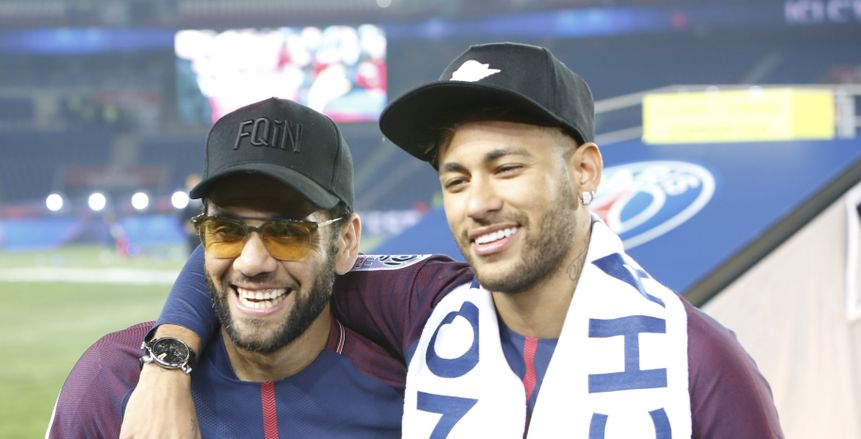 داني ألفيس يلجأ لوالد نيمار للخروج من السجن