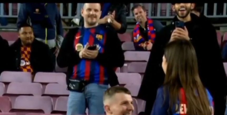 مشجع يهدي حبيبته خاتم الخطبة في مباراة ريال مدريد وبرشلونة بـ كلاسيكو الأرض