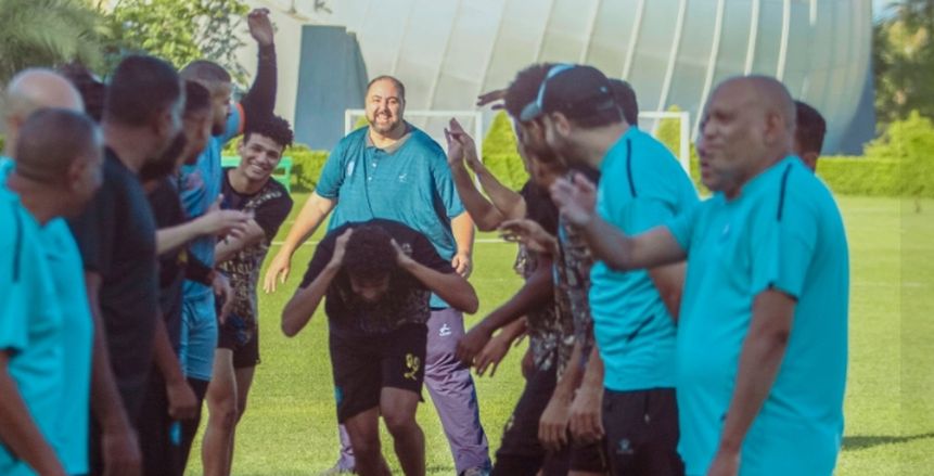 لاعب أسوان ينجح في الثانوية العامة.. والفريق يحتفل به أثناء التدريب